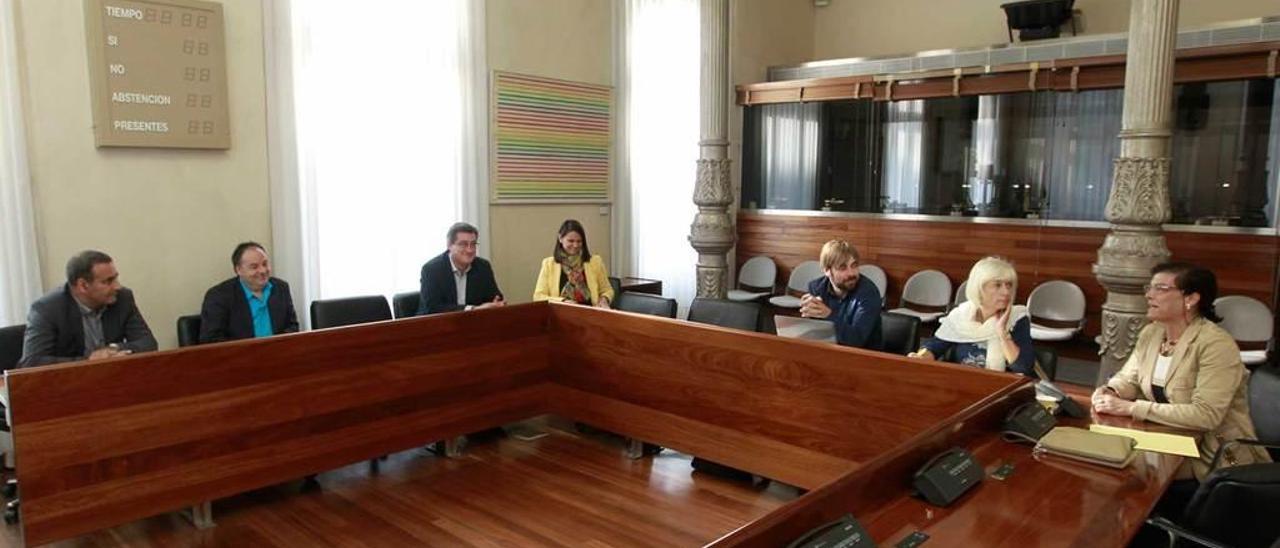 Reunión inicial del grupo de trabajo para la reforma de la ley electoral en Asturias, en octubre de 2015.
