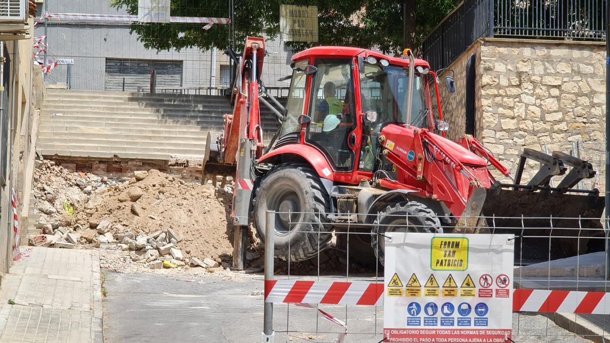 Las obras de remodelación de las plazas Matadero y Santiago de Elda.