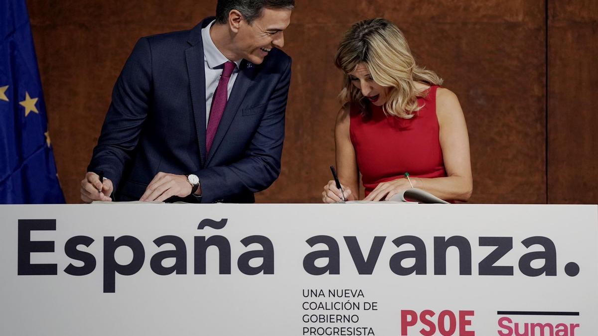 Pedro Sánchez y Yolanda Díaz firman el acuerdo de gobierno de coalición progresista.