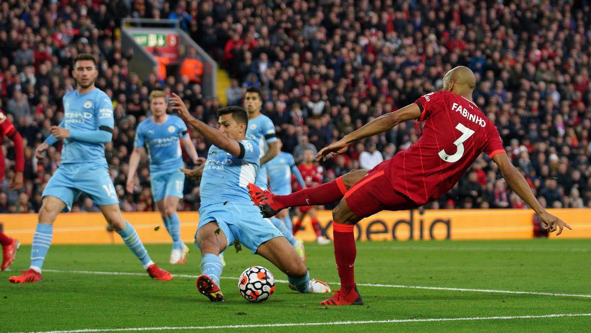 Rodri se tira a los pies de Fabinho para evitar el 3-2.