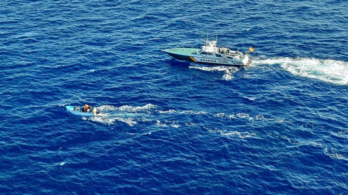 Ein Boot der Guardia Civil bei einem Einsatz mit einem Flüchtlingsboot (Archivbild)