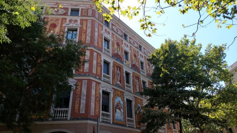 Fachada decorada de les Cases Cerdà, en la calle del Consell de Cent.