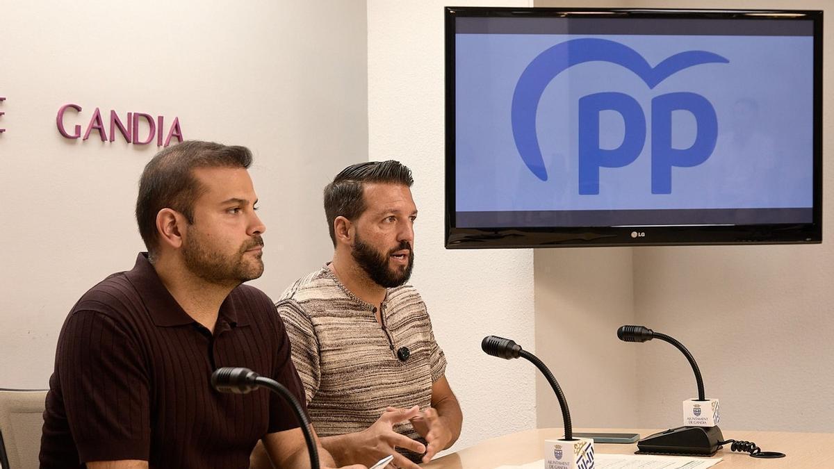 Los concejales del PP de Gandia, David Ronda y Vicent Gregori, en rueda de prensa