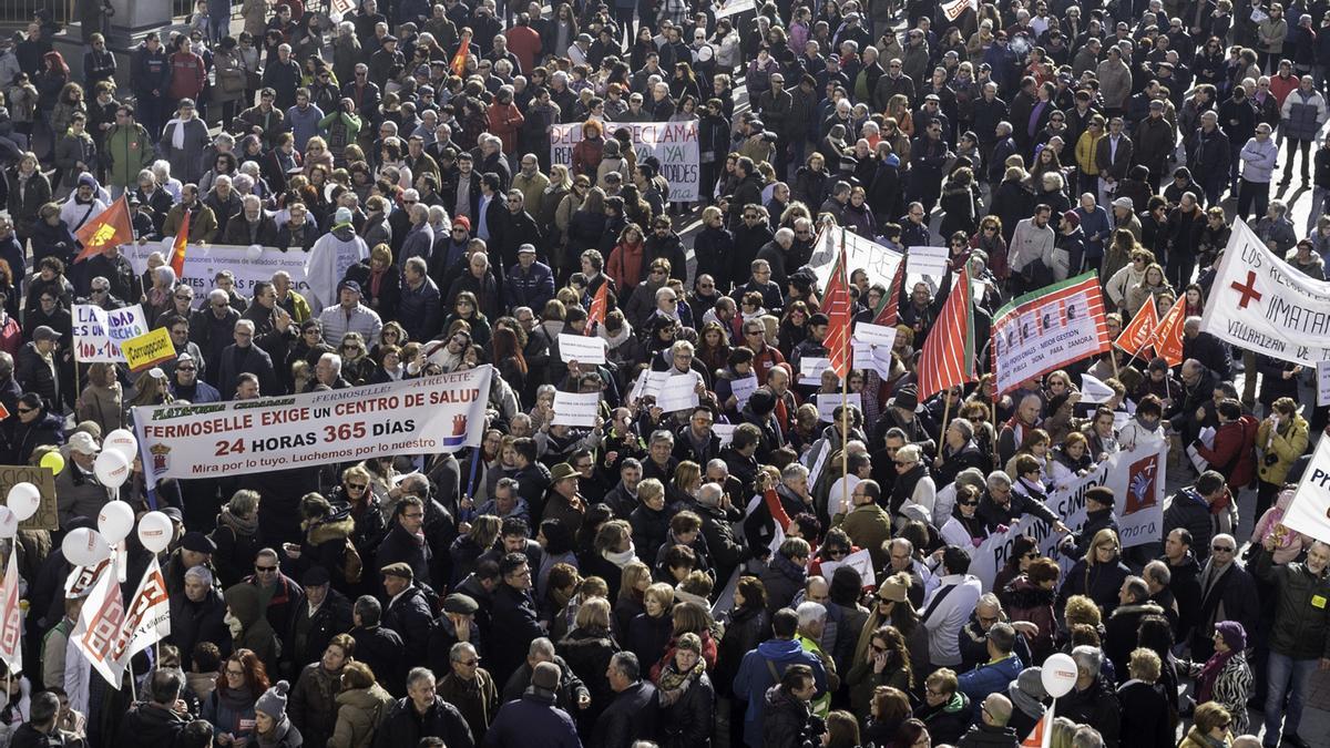 Banderas y pancartas de Zamora en otra manifestación por la sanidad celebrada en Valladolid.