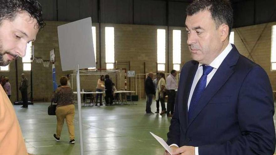 Román Rodríguez votó en el pabellón de Lalín. // Bernabé/Javier Lalín