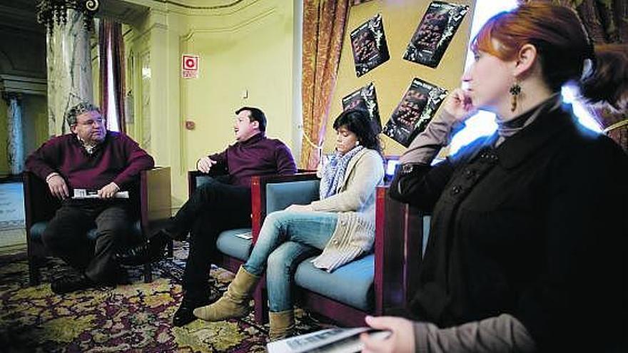 De izquierda a derecha, Román Álvarez, edil de Cultura; Jorge Moreno, Mayra Fernández y Sonia Vázquez, ayer, en el foyer del Palacio Valdçés durante la presentación de «F-23».