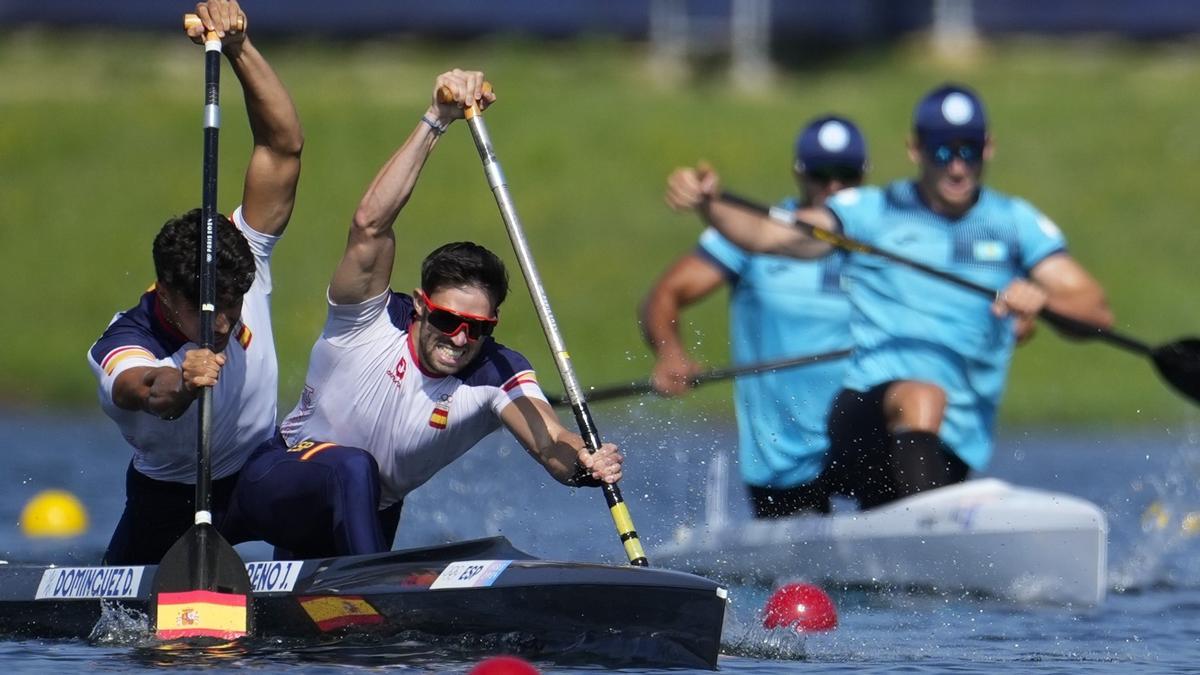 Los españoles Diego Domínguez y Joan Antoni Moreno durante las eliminatorias de canoa en la prueba de 500 metros