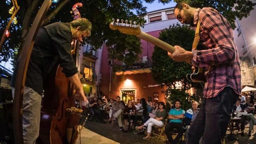 El cicle de concerts Jazz a la Fresca es fa a l&#039;estiu davant el local.