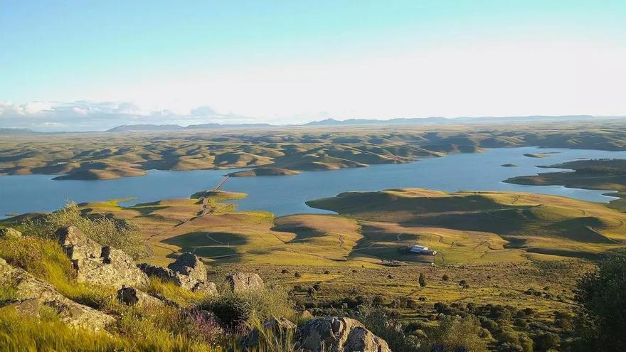 El embalse más grande de España: 14.000 hectáreas de una belleza que ha cambiado el paisaje de la zona