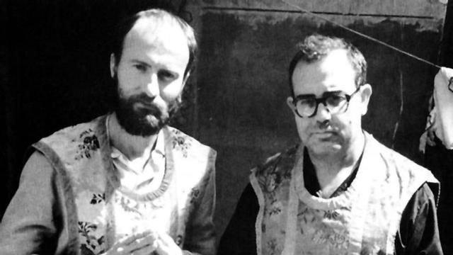 Manolo Millares y José María Moreno Galván en el Rastro de Madrid.