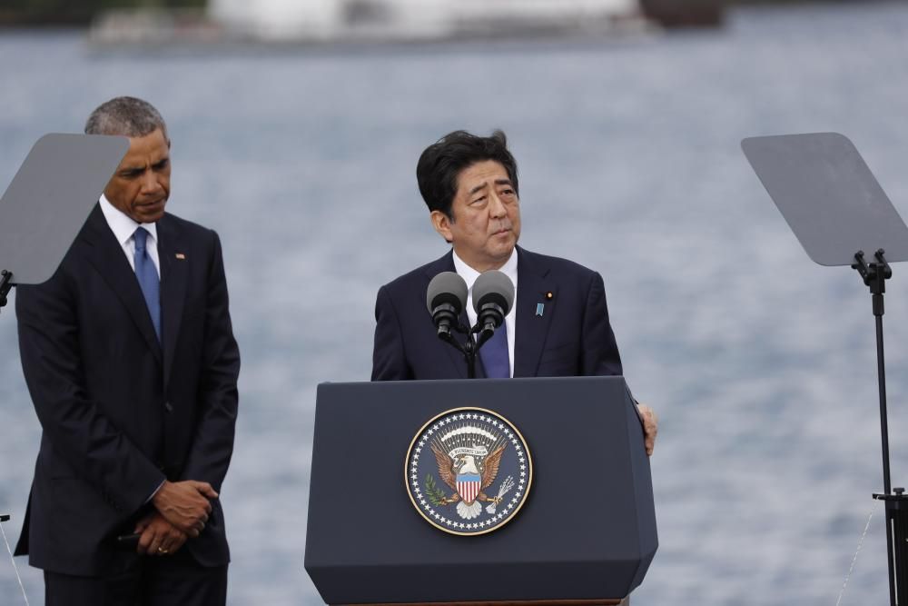 Obama y Shinzo Abe visitan Pearl Harbor