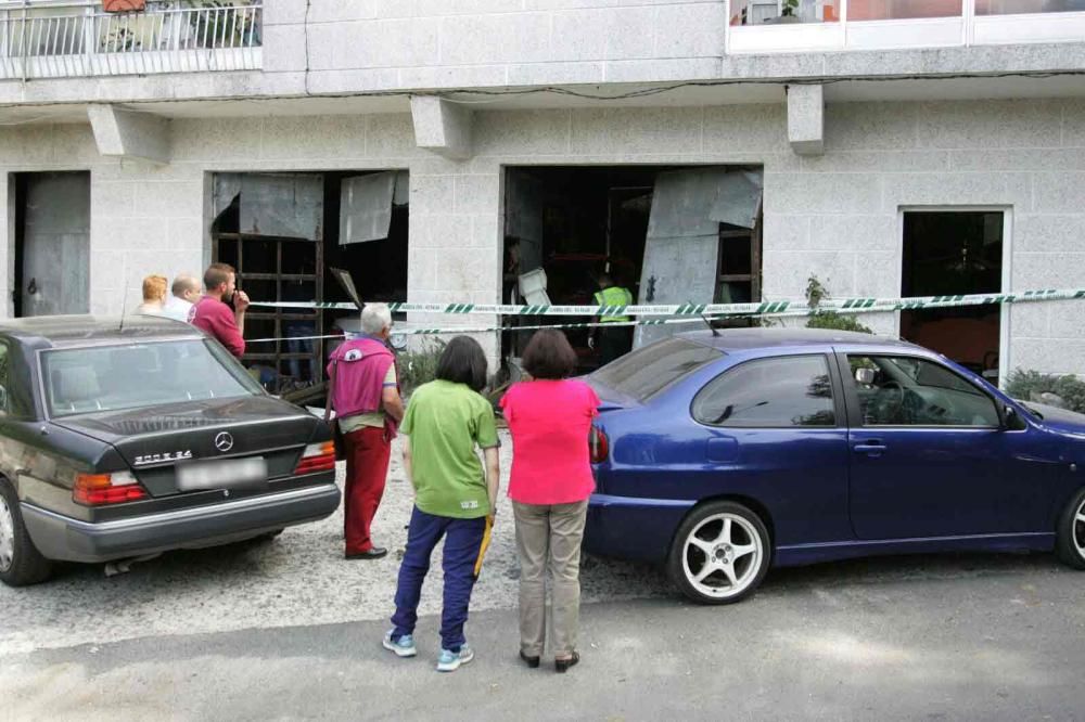 No hubo heridos, pero sí importantes daños materiales: tabiques y puertas derribados y coches con impactos