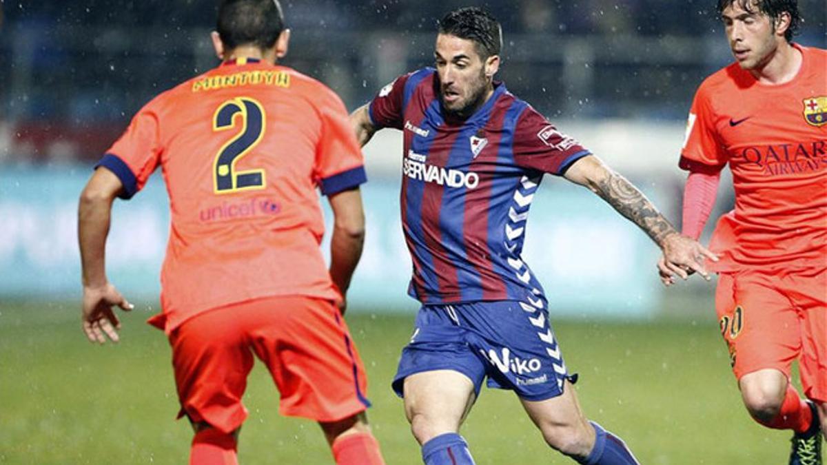 Montoya, defendiendo durante el partido contra el Eibar