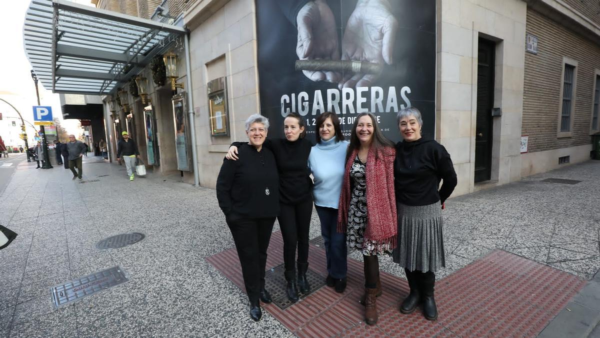 Varias de las actrices que forman parte del reparto de 'Cigarreras', este jueves en Zaragoza.