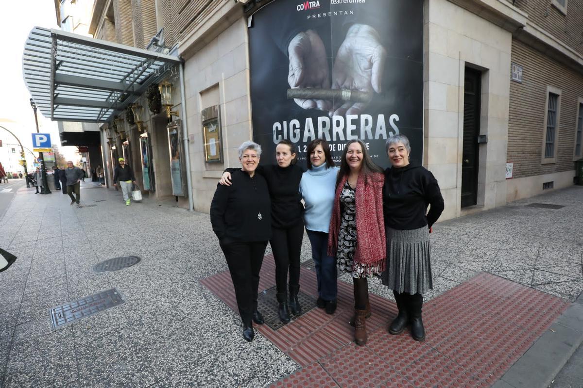 Varias de las actrices que forman parte del reparto de 'Cigarreras', este jueves en Zaragoza.