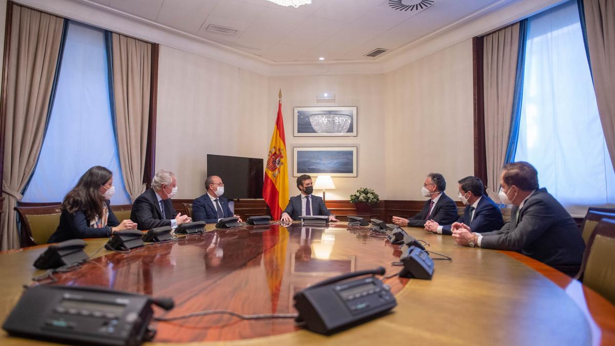 Pablo Casado, reunido junto a José Antonio Monago, Miguel Angel Gallardo y José Luis Quintana en Madrid.