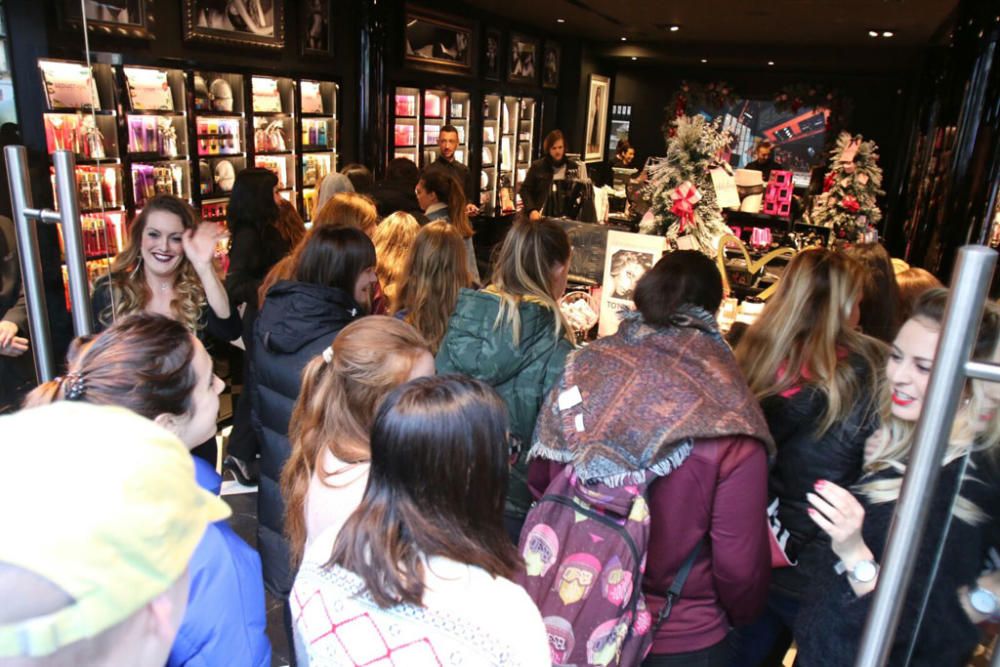 Muchas personas aguardan a la apertura de las puertas del comercio para ser las primeras en conocer la nueva tienda de la prestigiosa firma internacional de lenceria