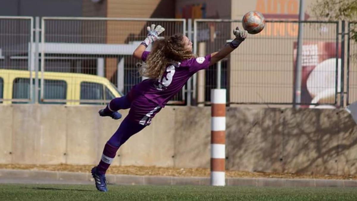 La joven lleva 10 años vinculada al SPA Alicante y 12 años jugando al fútbol.