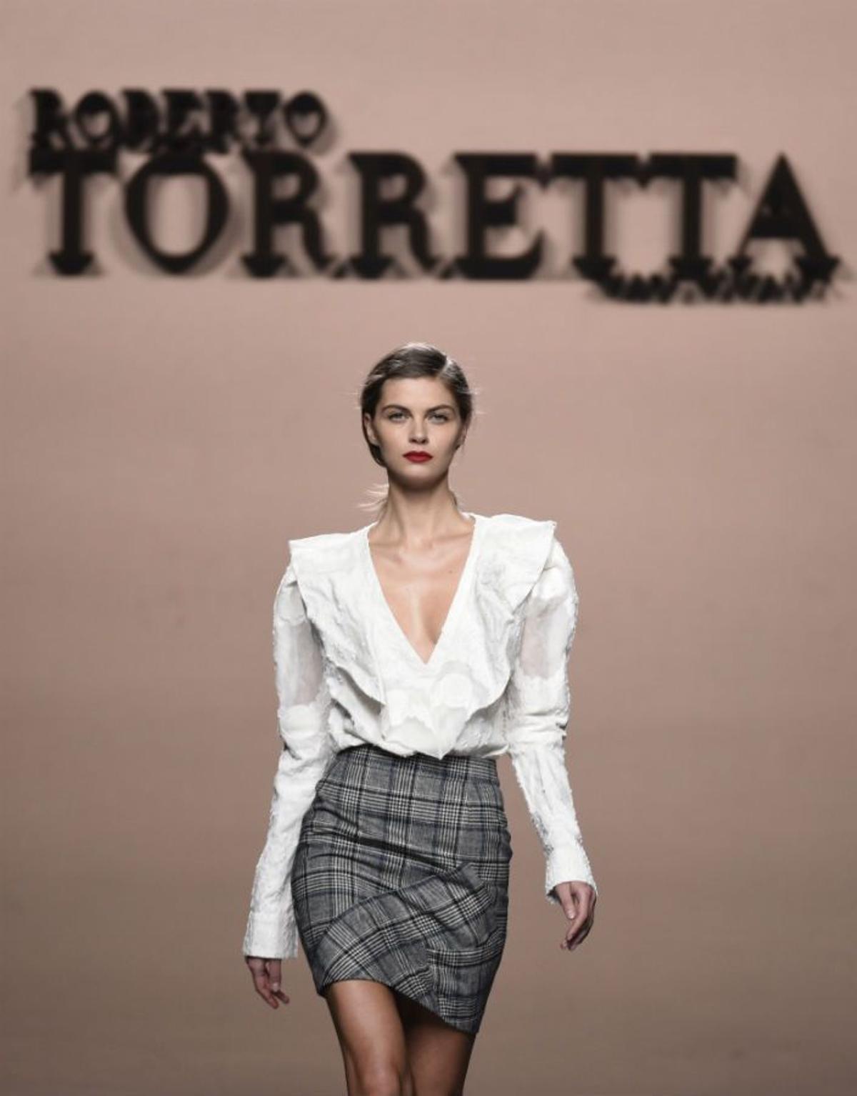 Roberto Torretta O/I 2016-2017, faldas de tubo y blusas de ensueño