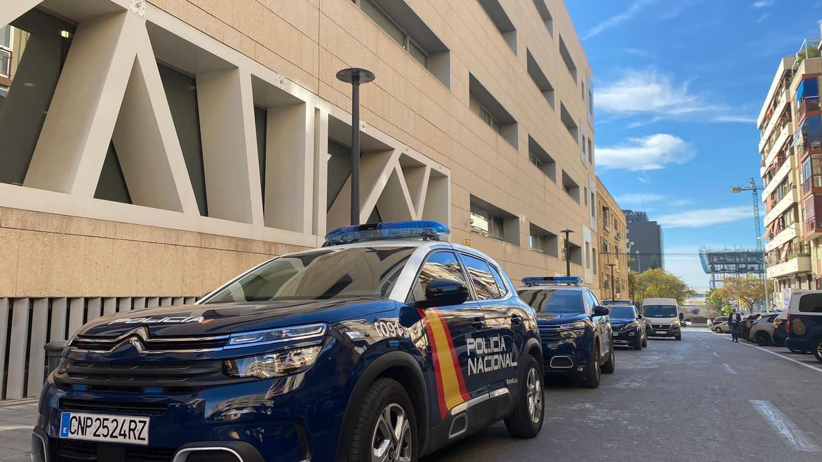 Vehículos de la Policía Nacional en la Comisaría Provincial de Alicante.