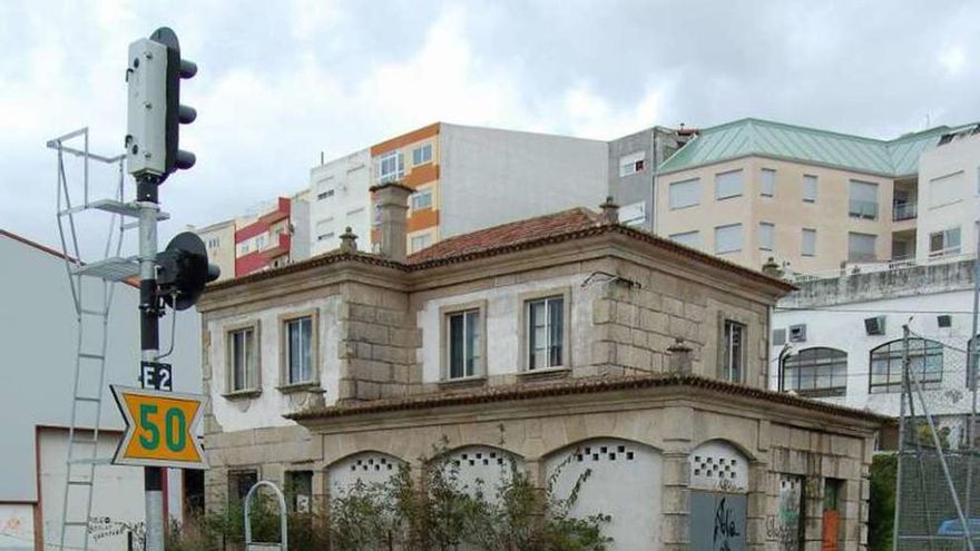 Edificio de la antigua estación de Chapela en la zona de Cubillón, donde los vecinos proponen que se ubique el apeadero. // FdV