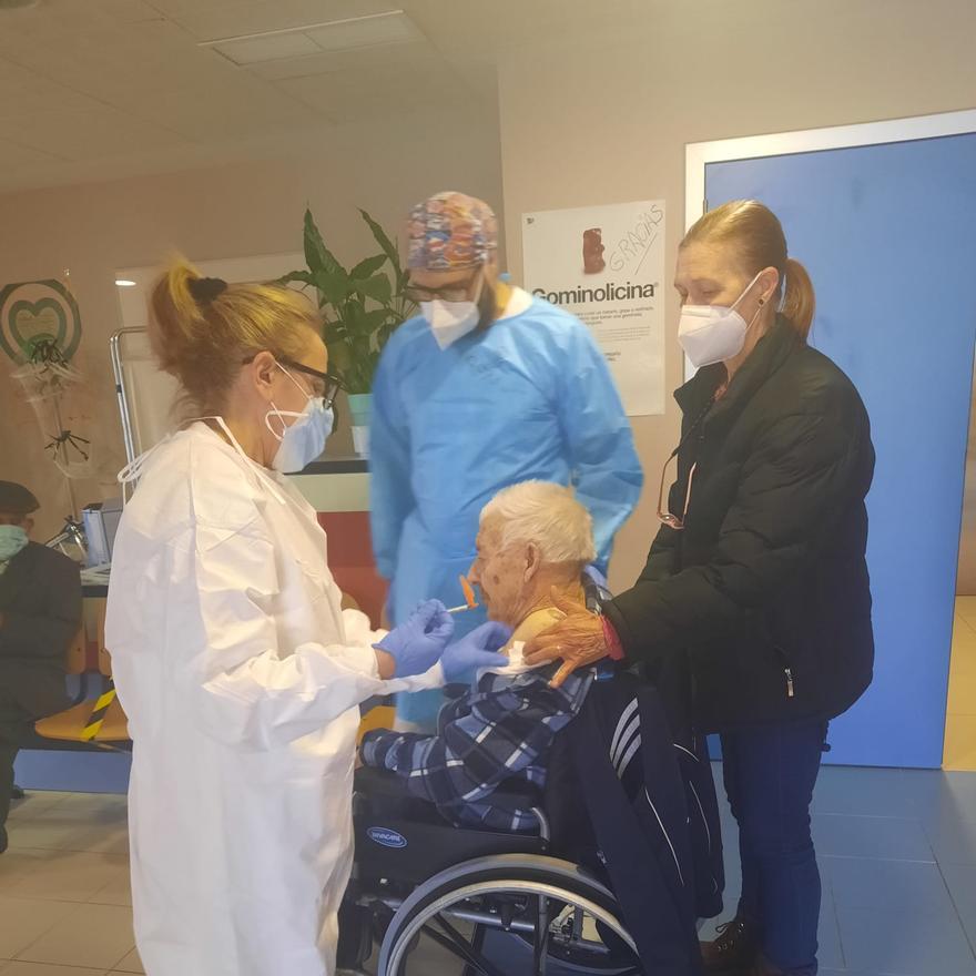 José Elena se vacuna en el centro de salud de Puebla de Sanabria.