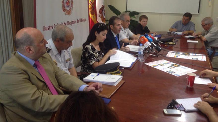 En el centro de la mesa, María Teresa Verdugo, Lara, y a la derecha Garijo y Alises.