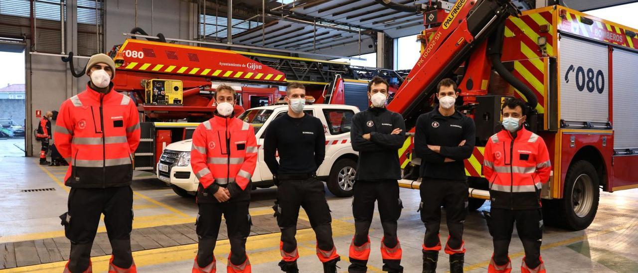 Por la izquierda, Alfonso Ruiz, Sergio Pascual, Jorge García, Aitor Rodríguez, Adrián González y Fernando Roces, ayer, en el parque de bomberos de Roces.