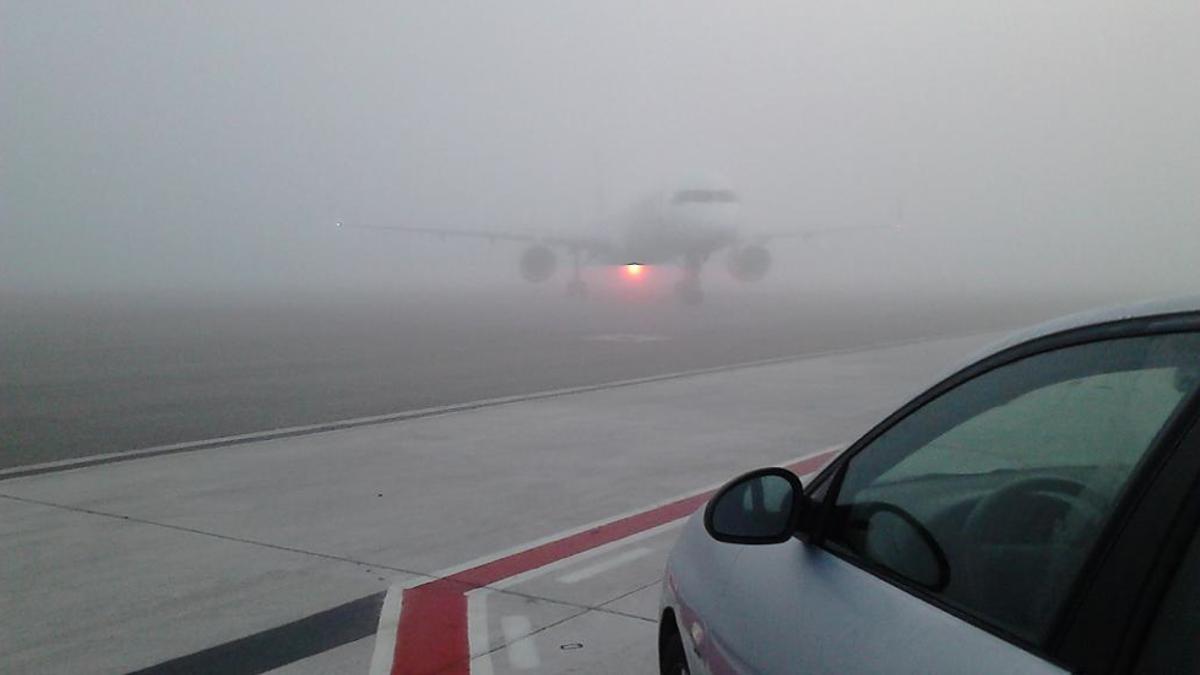 Imagen de archivo de una niebla densa en las pistas del aeropuerto de Palma.