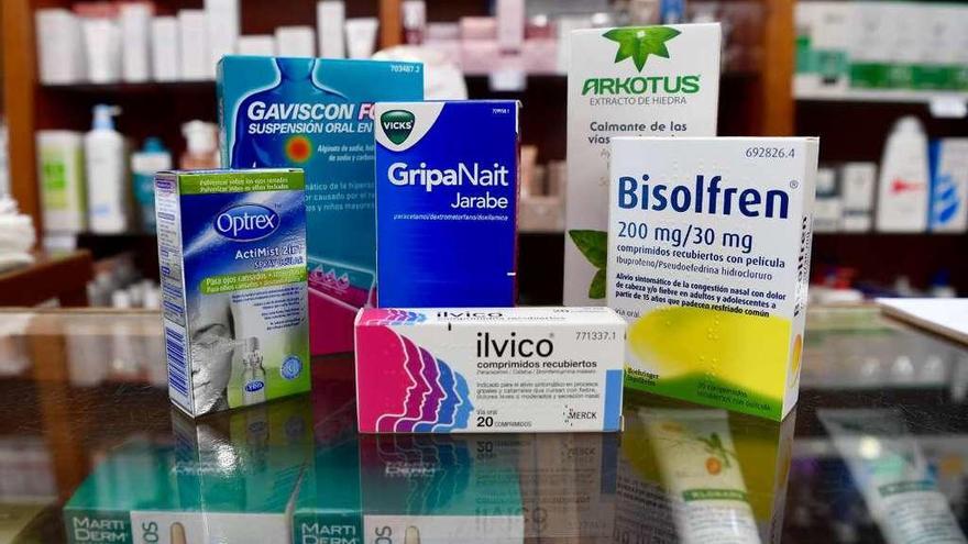 Varios medicamentos que no precisan receta en el mostrador de una farmacia coruñesa.