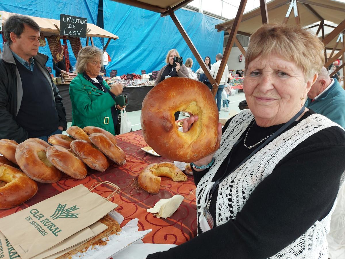 Remedios Gutiérrez muestra una de sus roscas.