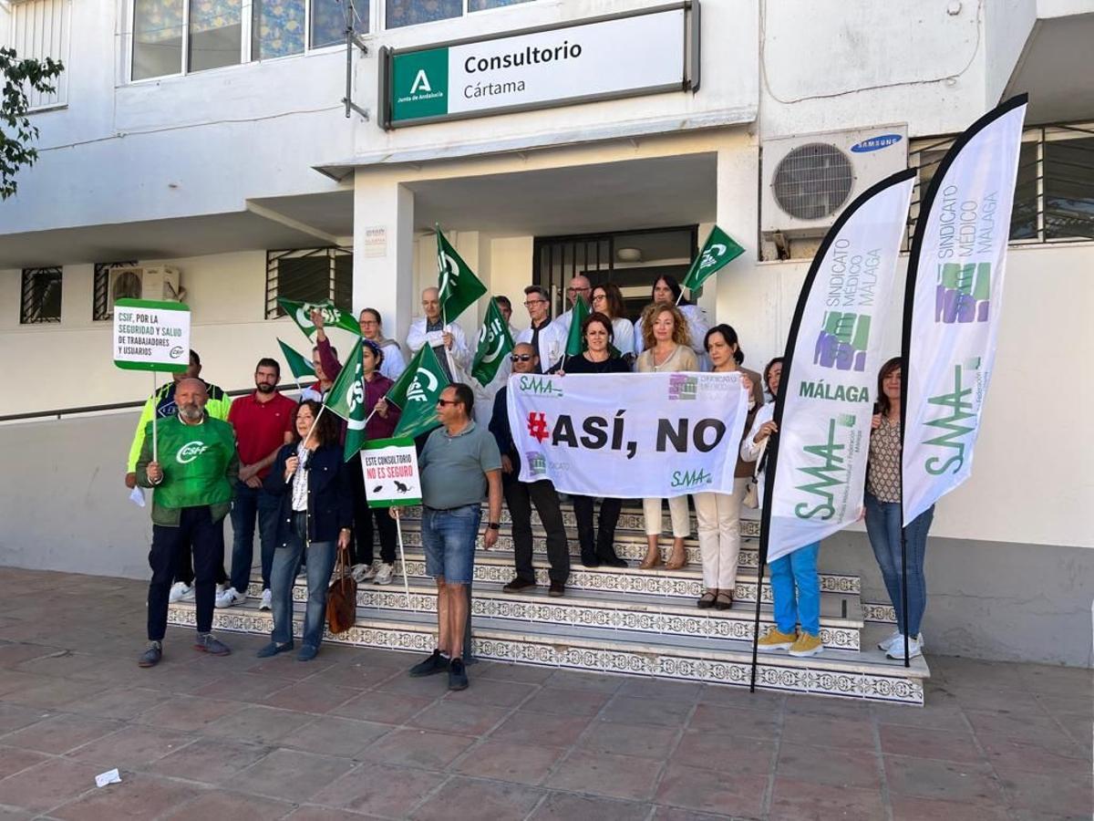 Concentración de trabajadores del consultorio de Cártama en protesta por las malas condiciones.