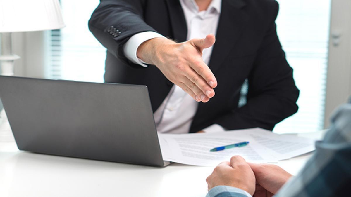 Dos trabajadores en una empresa
