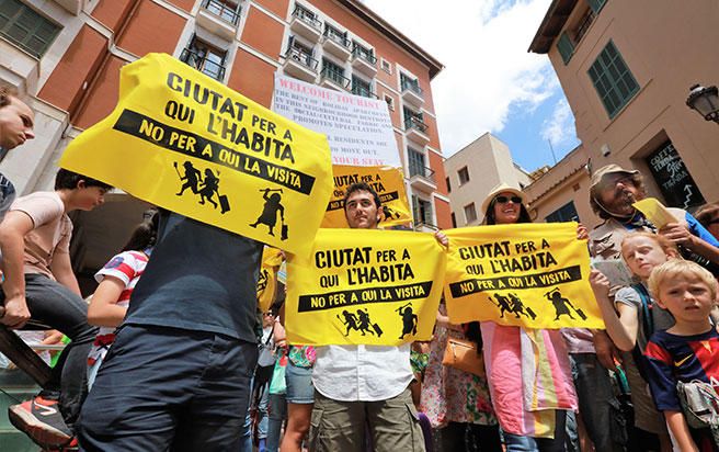 Más de 200 'guiris' protestan contra el turismo masivo