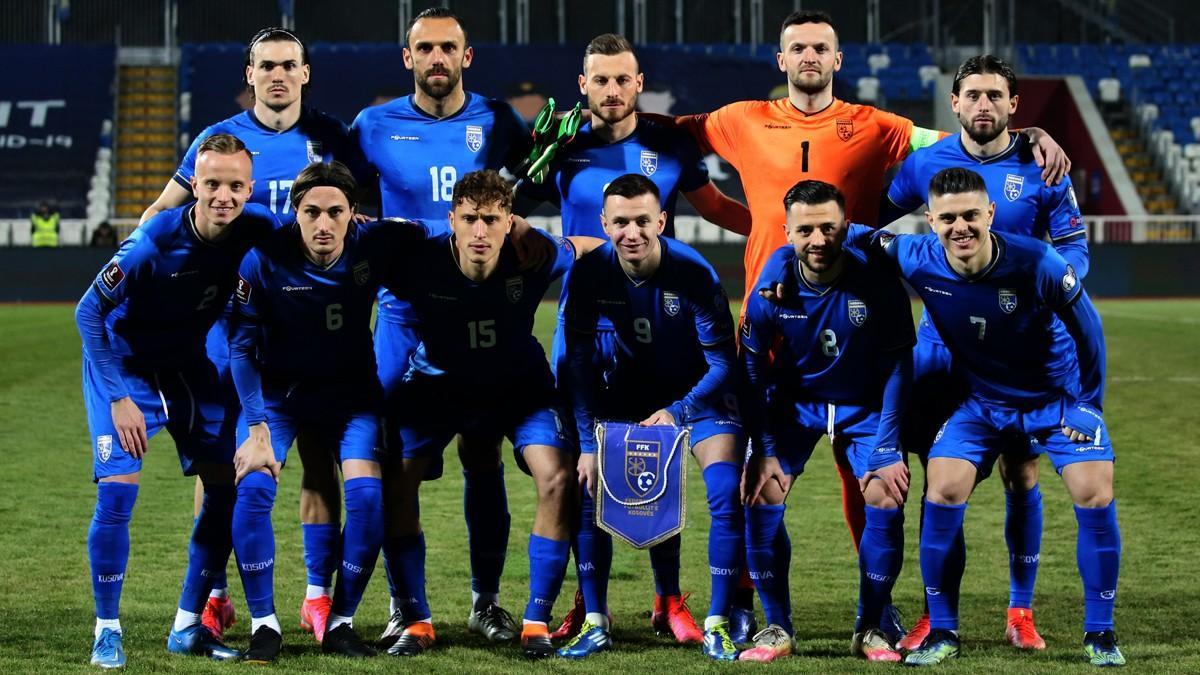 Los jugadores de Kosovo, antes del partido ante Suecia