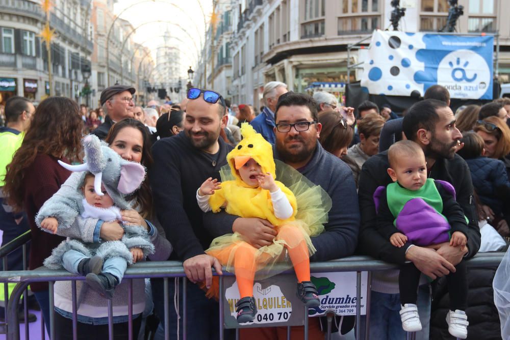 Desfile de dioses y grupos de animación.