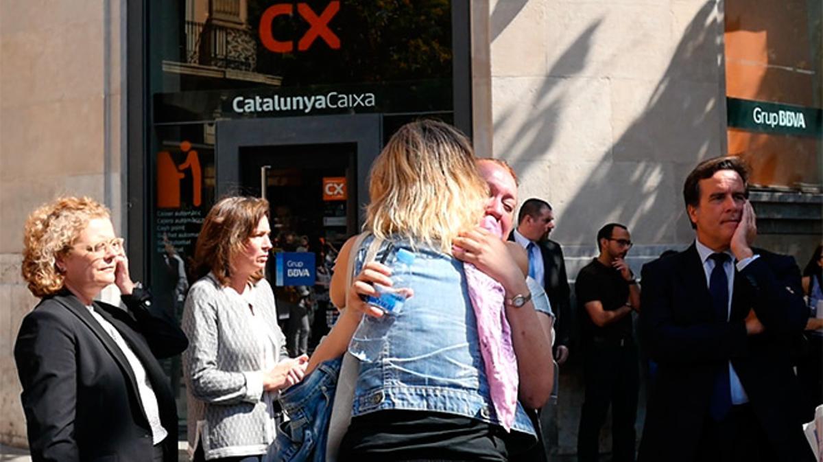 Concentració de protesta pel crim de la sucursal de CatalunyaCaixa del carrer Ganduxer
