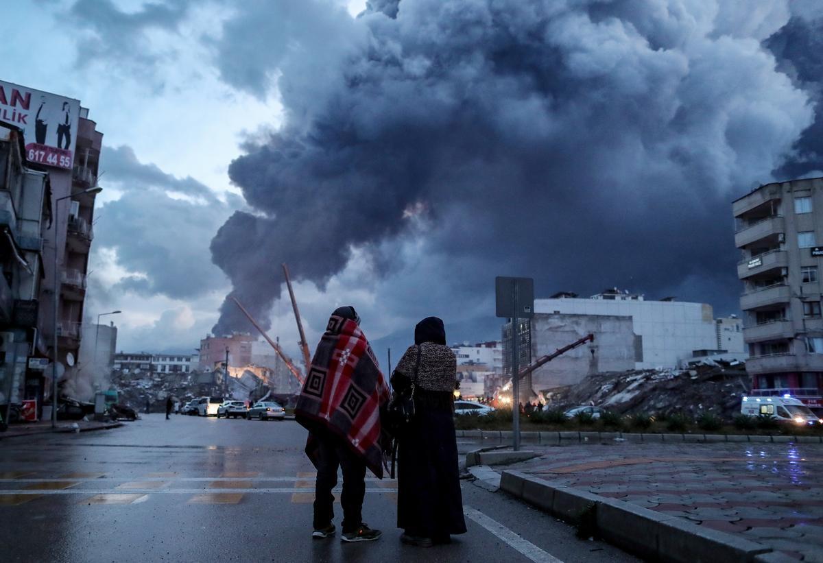 Hatay (Turkey), 07/02/2023.- People wait near the site of a collapsed building after an earthquake in Iskenderun district of Hatay, Turkey, 07 February 2023. More than 4,000 people were killed and thousands more injured after a major 7.8 magnitude earthquake struck southern Turkey and northern Syria on 06 February. Authorities fear the death toll will keep climbing as rescuers look for survivors across the region. (Terremoto/sismo, Siria, Turquía, Estados Unidos) EFE/EPA/ERDEM SAHIN