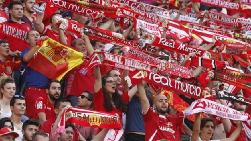 Aficionados del Real Murcia durante un partido