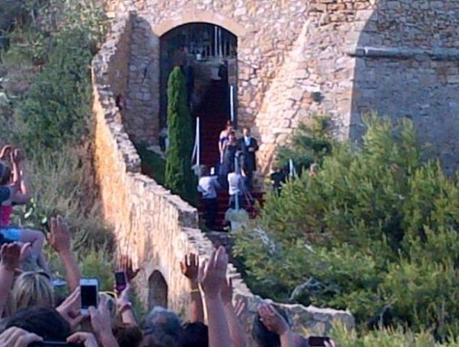 Iniesta, junto a su madre, llegando al Castillo de Tamarit el día de su boda