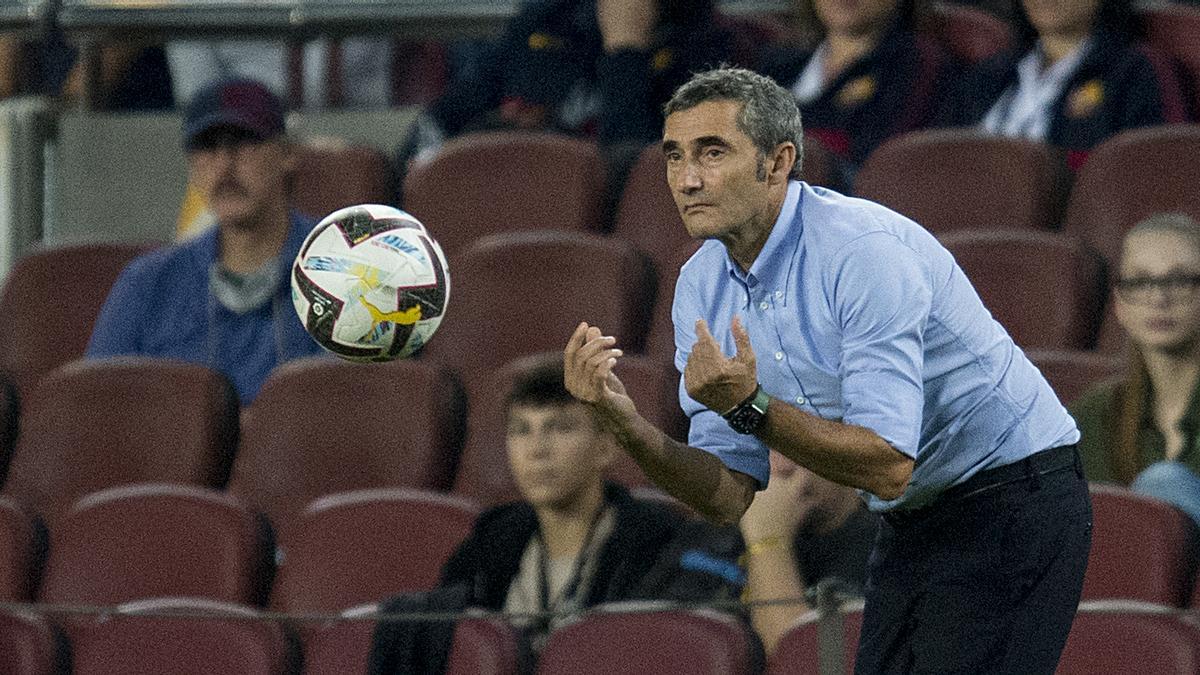 Valverde devuelve un balón al campo desde la banda