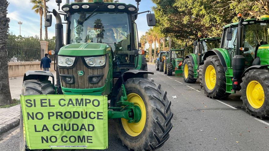 Las protestas y cortes de carretera de los agricultores se extienden por Málaga