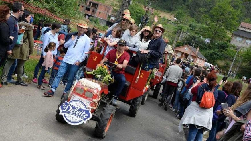 Procesión de &#039;chimpíns&#039;, ayer, en el Festival de Cans, en O Porriño.