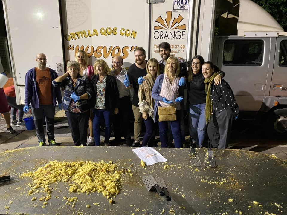 Cocinan una tortilla gigante por las fiestas patronales de Enguera