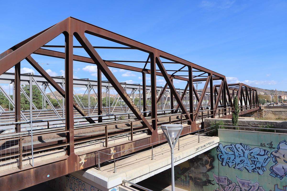 Puente de hierro del ferrocarril, en desuso desde 2021.