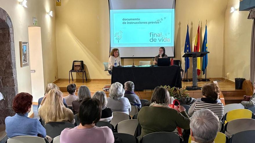 Hablar del final de la vida para evitar decisiones difíciles: una charla sobre el testamento vital despierta interés en el Taller de Salud de Cangas del Narcea