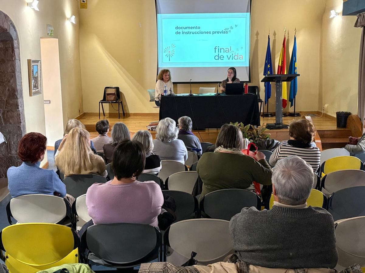 Rosa de la Fuente y Sara Pérez en la mesa, al inicio de la ponencia.