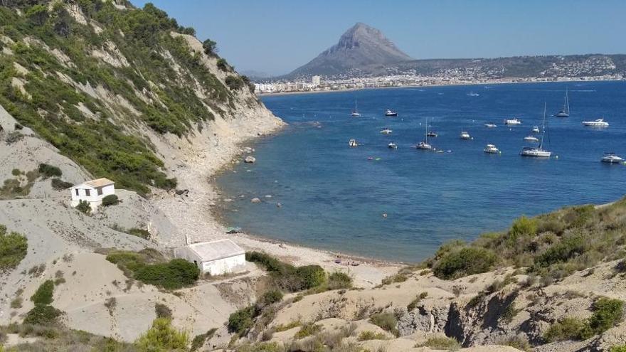 Aparecen fardos de hachís sumergidos en la cala de la Sardinera de Xàbia