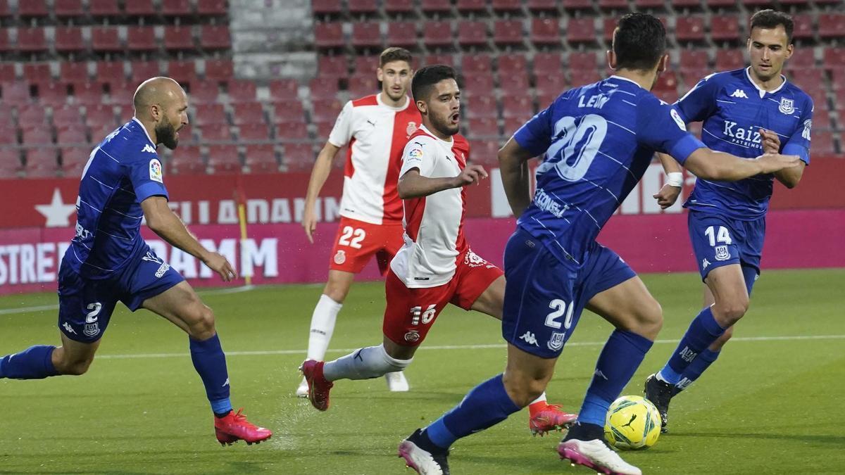 Yan Couto en una acció del partit contra l&#039;Alcorcón.