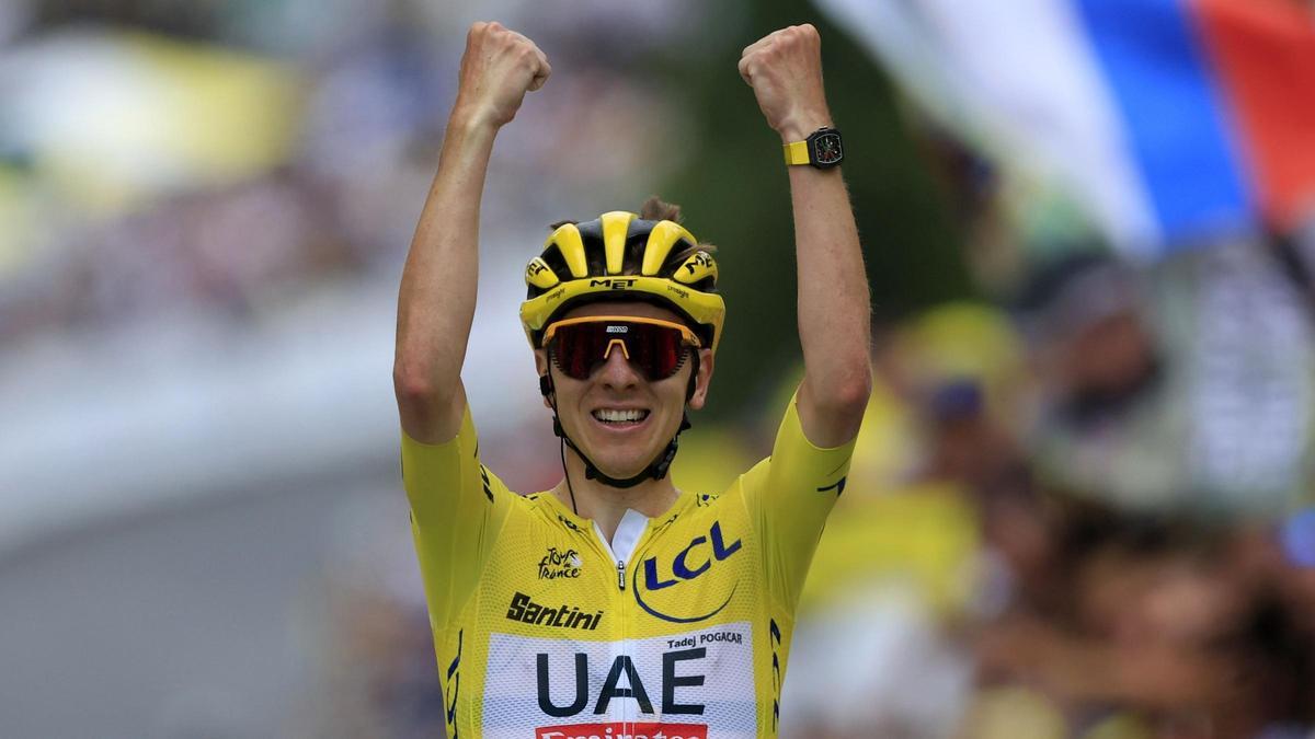 El ciclista esloveno con maillot amarillo Tadej Pogacar del UAE Team Emirates celebra la victoria en la etapa de hoy.